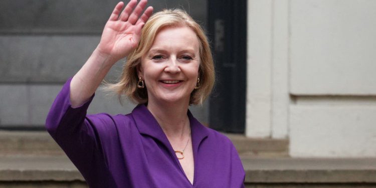 LONDON, ENGLAND - SEPTEMBER 05: New Conservative Party leader and incoming prime minister Liz Truss waves as she leaves Conservative Party Headquarters on September 5, 2022 in London, England. The Conservative Party have elected Liz Truss as their new leader replacing Prime Minister Boris Johnson, who resigned in July. (Photo by Carl Court/Getty Images)