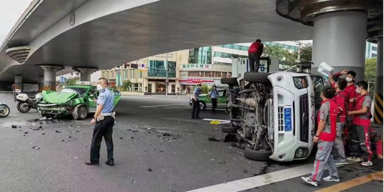 成都防疫車闖紅燈遭出租車猛撞側翻(圖片來源:網絡)