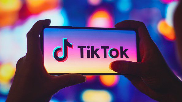 TikTok上又興起一波跟風挑戰,瘋傳如何盜車。(圖片:Illustration by Rafael Henrique/SOPA Images/LightRocket via Getty Images)