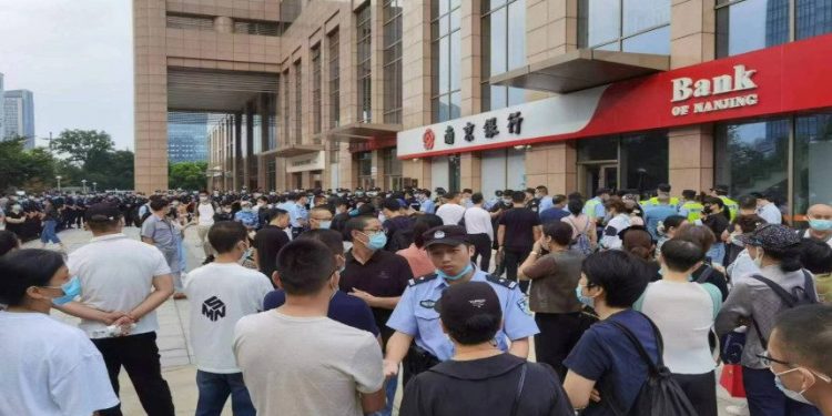 河南村鎮銀行受害人2、3日集體到南京銀行在杭州的分行討說法.(網絡圖片)