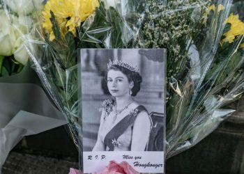英女王去世 港人英領館外獻花致哀 嘆美好時代已過去