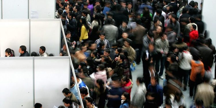 圖為2009年2月中國陝西省一處應屆大學生招聘會現場。(圖片來源:China Photos/Getty Images)