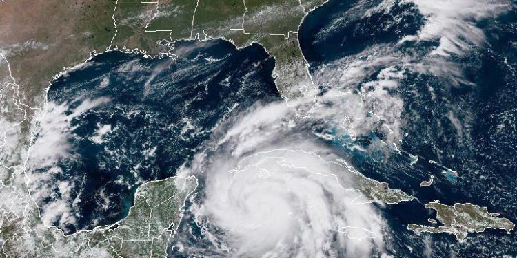 衛星雲圖顯示的颶風「伊恩」。（圖片：NOAA via Getty Images)