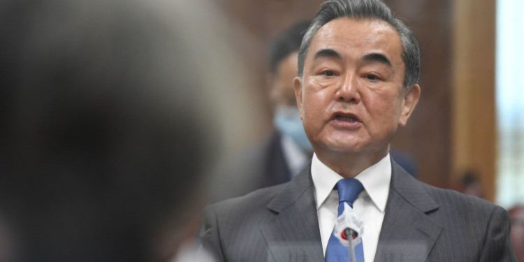 中共外交部長王毅向韓國外交部長提出所謂「5個應當」對韓政策,引發韓國民間智庫強烈評擊。(圖片: Kim Min-Hee-Pool/Getty Images)