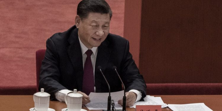 中共領導人習近平去年率先喊出“東升西降”的大趨勢,之後又稱“中國可以平視世界”了。不過,近日中共國家安全部智庫卻出人意料的發文跟習“唱反調”。(圖片:Kevin Frayer/Getty Images)