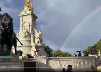 奇！英國女王去世 白金漢宮上空現雙彩虹 大陸網友贊
