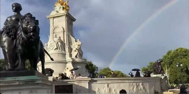 英國女王去世,白金漢宮上空現雙彩虹(圖片來源:視頻截圖)