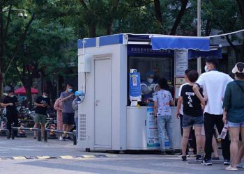 因曝鄭州疫情 前調查記者遭威脅 20大後中國多地解封難