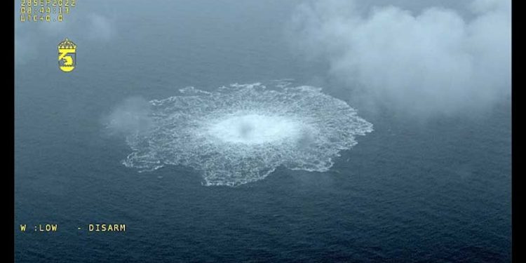 《瑞典日報》9月29日報導,瑞典海岸警衛隊發現北溪輸氣管道第4個泄漏點。 (圖片:Swedish Coast Guard Handout /Anadolu Agency via Getty Images)