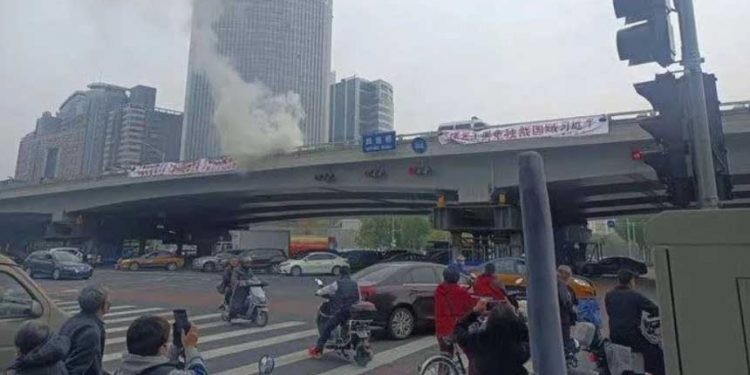 四通橋事件後胡錫進英文發推遭打臉(圖/翻攝自王丹臉書)