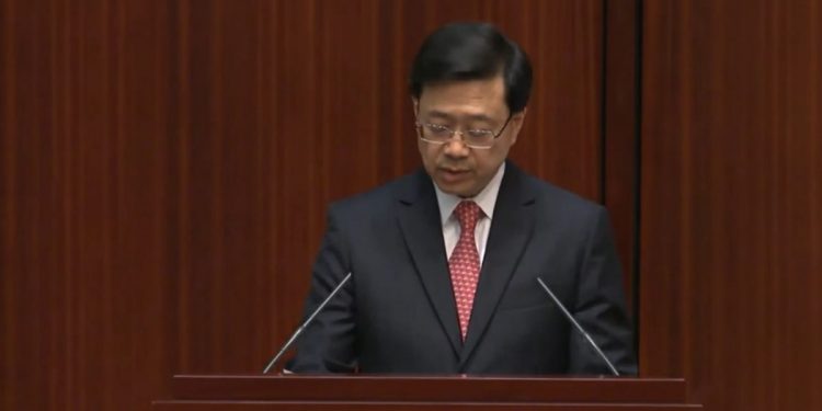 特首李家超19日發布上任後首份《施政報告》。(視頻截圖)