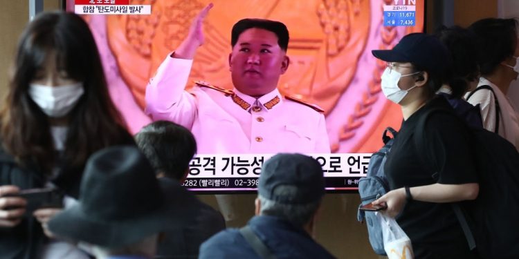2周內朝鮮第7射稱針對美國 台灣願共同維護區域和平 軍聞社聯手台媒擴大發聲 加拿大訪團到訪台灣。圖為2022年5月4日,在韓國首爾,人們在首爾火車站閱兵期間觀看顯示朝鮮領導人金正恩檔案圖像的電視廣播。 (圖片: Chung Sung-Jun/Getty Images)