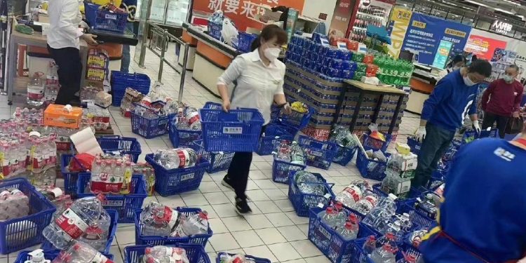 上海居民開始大量囤水（圖片來源：網絡）
