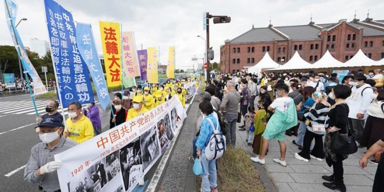 法輪功學員10月16日在神奈川縣橫濱市中心舉辦反迫害集會遊行活動,政要民眾廣泛支持。(圖片來源:明慧網)