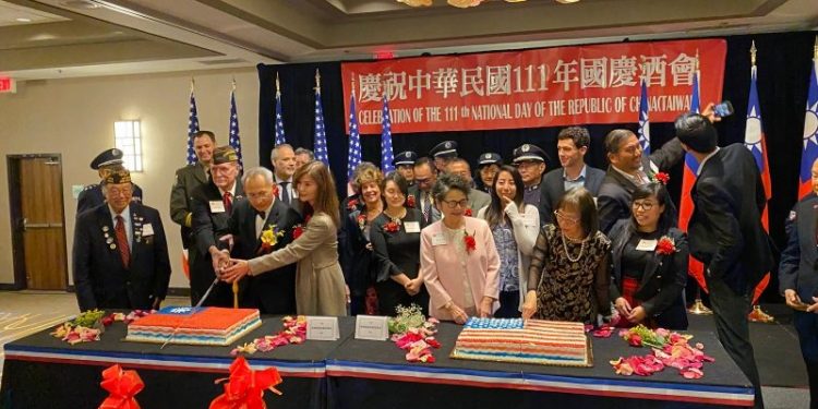 駐舊金山經文處處長賴銘琪與夫人切國慶蛋糕