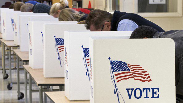 中期選舉有民調,搖擺州將現紅色浪潮。(圖片:credit should read PAUL J. RICHARDS/AFP via Getty Images)