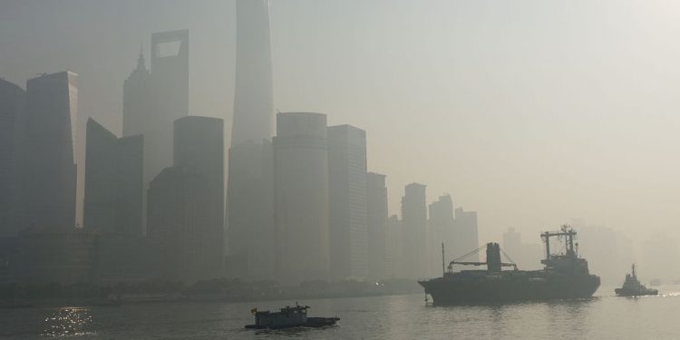 上海3大水庫水源枯竭,位於長江口的水庫遭到海水倒灌,使水源陷入枯竭,江西省和上海居民都面臨缺水的困境,上海居民已經開始囤水。(圖片:Getty Images)