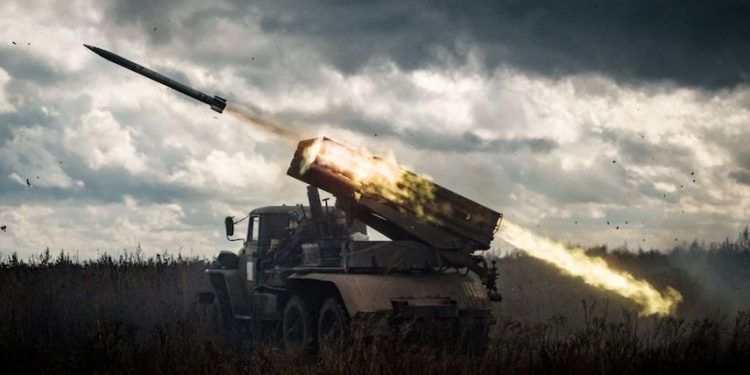圖為2022年10月4日,BM-21“Grad”多管火箭發射器在哈爾科夫地區對俄羅斯陣地開火。(圖片: YASUYOSHI CHIBA/AFP via Getty Images)
