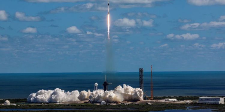 SpaceX 的獵鷹 9 號火箭和龍飛船於2022年10月5日在佛羅里達州美國宇航局肯尼迪航天中心發射。（圖片：Kevin Dietsch/Getty Images）