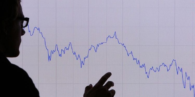 末日博士:全球經濟面臨整體滯漲局面。圖為2008年金融危機時,一名男子正在查看代表倫敦 FTSE 100 股票指數 12 個月下跌表。(圖片:Peter Macdiarmid/Getty Images)