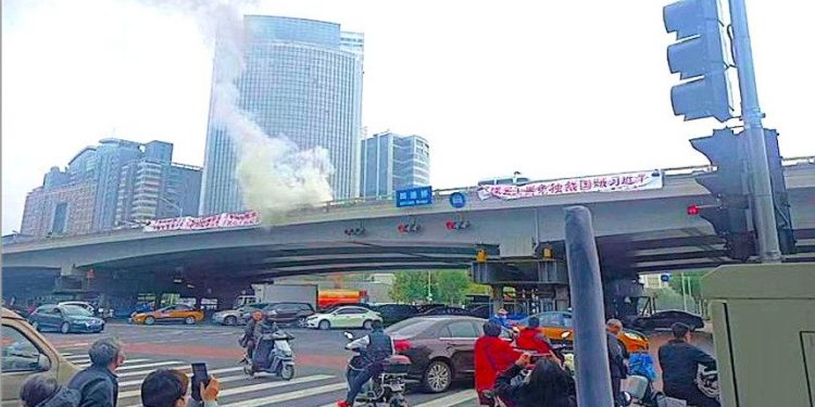 13日，在北京戒備森嚴、最繁榮的海淀區四通橋上，突然的掛出了兩個大型抗議橫幅。（網絡圖片）