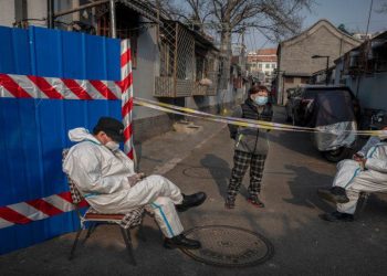 不許一人上街 馬路邊畫地為牢 鄭州防疫手段超乎想象