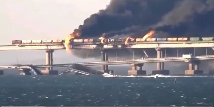 克里米亞大橋爆炸起火(圖片來源:視頻截圖)