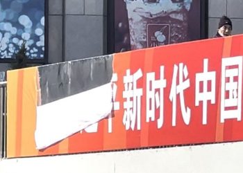 這人猛！北京過街天橋上手撕「習近平」（視頻）