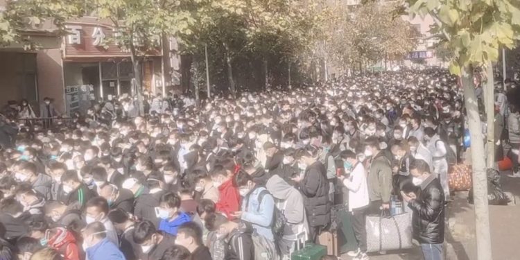 暴動後的富士康員工離職回家(圖片來源:網絡)