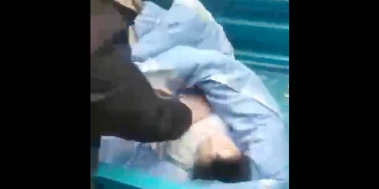 封控清零了人性 三歲童求醫路被封 三小時奪命。圖為當地居民正在搶救躺在板車上的男童（視頻截圖）