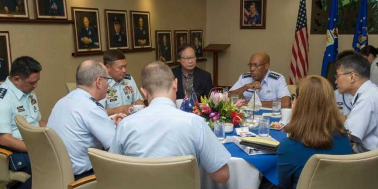 美國空軍太平洋部隊司令查爾斯·布朗上將(General Charles Brown)(右三)與印太地區國家空軍高官會談(美國空軍照片)