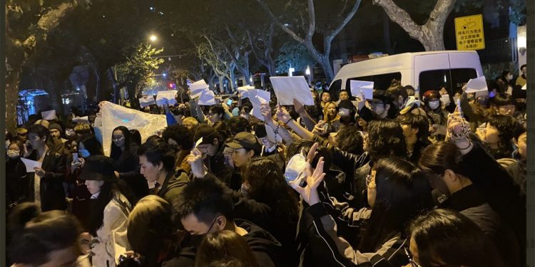 清零下病毒回家 民眾抗爭發生質變 中國現「白紙革命」。圖為上海民眾手持白紙抗議(圖片翻拍自推特)