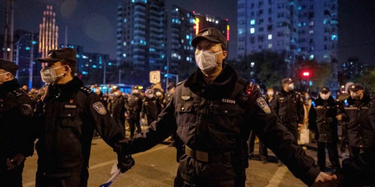 在全中國3天內曝發大規模“白紙抗議”如火如荼之際,黨媒《新華社》再次強調所謂的堅定不移貫徹清零。2022 年 11 月 27 日,在中國北京,警察在抗議中國嚴格的零 COVID 措施期間形成了警戒線。(圖片: Kevin Frayer/Getty Images)