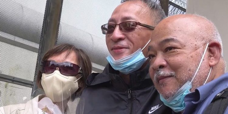 网台主持「杰斯」(中)18日早上刑满出狱,重获自由。(网络视频截图)