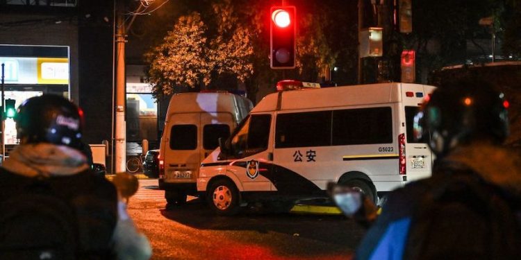 2022年11月28日,上海的一條街道上出現了警車,這是對中共當局防疫「清零政策」進行罕見的抗議後的一天。(圖片: HECTOR RETAMAL/AFP via Getty Images)