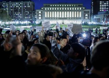 海內外多所大學響應「白紙抗議」 紐約哥大場面震撼