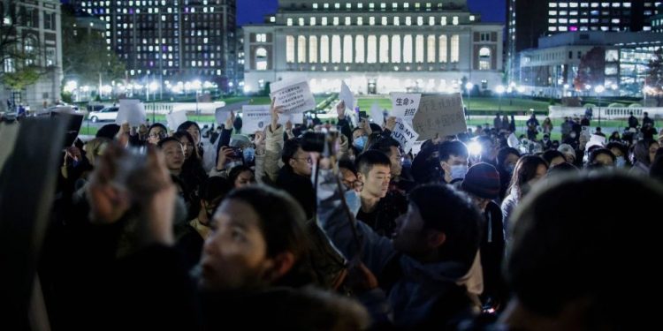 中國民眾開始上街抗議,現在在中國海內外至少有162所中國大專院校響應抗議運動,而許多海外人上也在聲援中國民眾。2022 年 11 月 28 日,人們聚集在哥倫比亞大學,抗議在中國舉行的示威活動,呼籲結束中共病毒( Covid-19) 封鎖。(圖片: KENA BETANCUR/AFP via Getty Images)