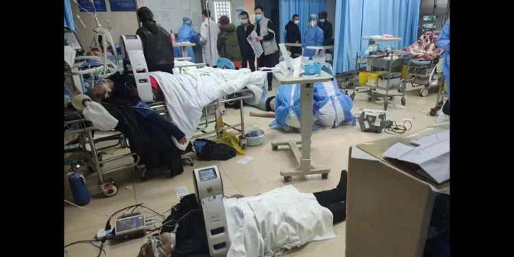 中共病毒疫情大爆發 民爆缺藥根源 北京人：橫屍遍野是真的。圖為重慶醫科大學附屬第一醫院急診留觀區（翻拍自推特iPaul貼文）