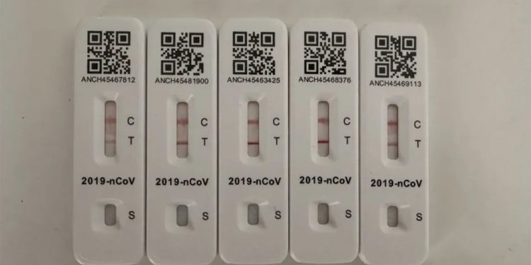 北京下樓就能感染?清零三年後中國疫情剛剛開始。圖為北京居民抗原檢測結果,兩條線代表被感染(網絡圖片)