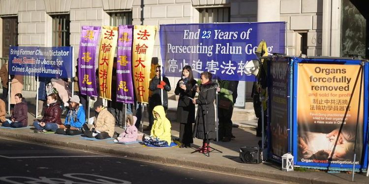 12月10日是國際人權日。英國部分法輪功學員集聚在中使館前舉行活動，譴責中共對法輪功長達23年的殘酷鎮壓，告知世人在21世紀的今天，在中國仍在發生着對公民基本人權的野蠻踐踏，呼籲國際社會共同制止中共法西斯對信仰真、善、忍的法輪功修煉者的迫害。（圖片來源：晏寧/英國）