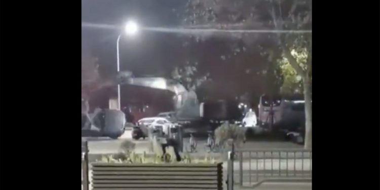 討薪釀悲劇？鄭州工人開挖掘機傷人遭警開槍擊斃（網絡視頻截圖）
