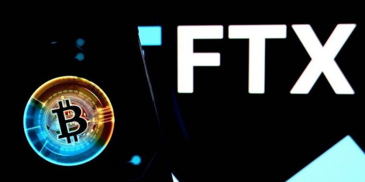 INDIA - 2022/11/21: In this photo illustration, a bitcoin logo seen displayed on a smartphone with a FTX logo on the background. (Photo Illustration by Avishek Das/SOPA Images/LightRocket via Getty Images)