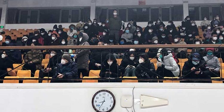 中國疫情大爆發 警察被派看守火葬場為哪般？ （圖片：VCG/VCG via Getty Images)