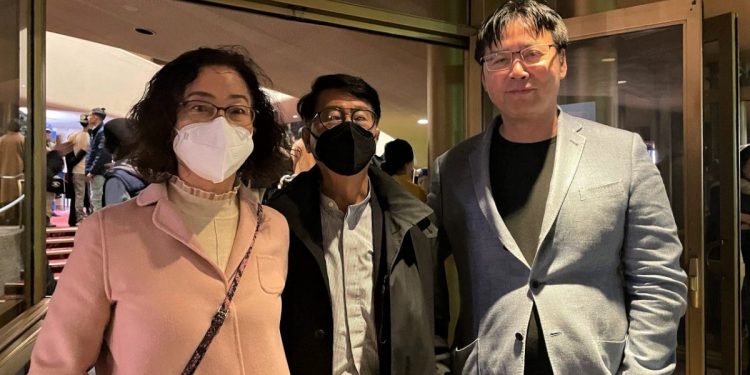 Joseph Yu（右）和朋友一起觀看了神韻新紀元藝術團在聖荷西的首場演出。（子涵/希望之聲）
