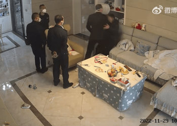 湖南官員入室打人嚇得幼童哇哇哭 三名警察竟全程圍觀惹眾怒