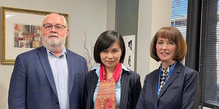 駐舊金山辦事處教育組組長周慧宜(中)拜會猶他州教育廳長Sydnee Dickson(右)及該廳世界語言部主管Karl Bowman(左)商議教育合作備忘錄簽署。