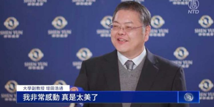 12月26日,知名大學副教授增田浩通在日本東京八王子J:COM劇場觀看神韻世界藝術團演出。(新唐人電視台)