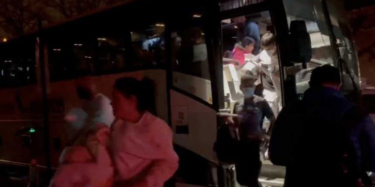 德州再送一車非法移民到副總統哈里斯家門前(圖:翻攝自推特影片)