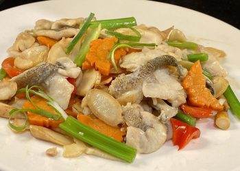 【梁廚美食】新鮮花旗參炒𩻃魚片/叻沙醬龍蝦炆伊麵/酥炸生蠔兩款做法