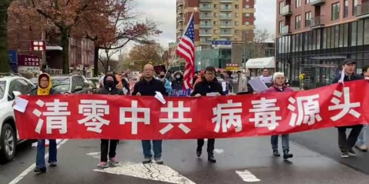 紐約華人反暴政集會遊行,聲援大陸民眾的“白紙革命”,眾人怒吼打倒共產黨。(圖片來源:希望之聲/琳晴)